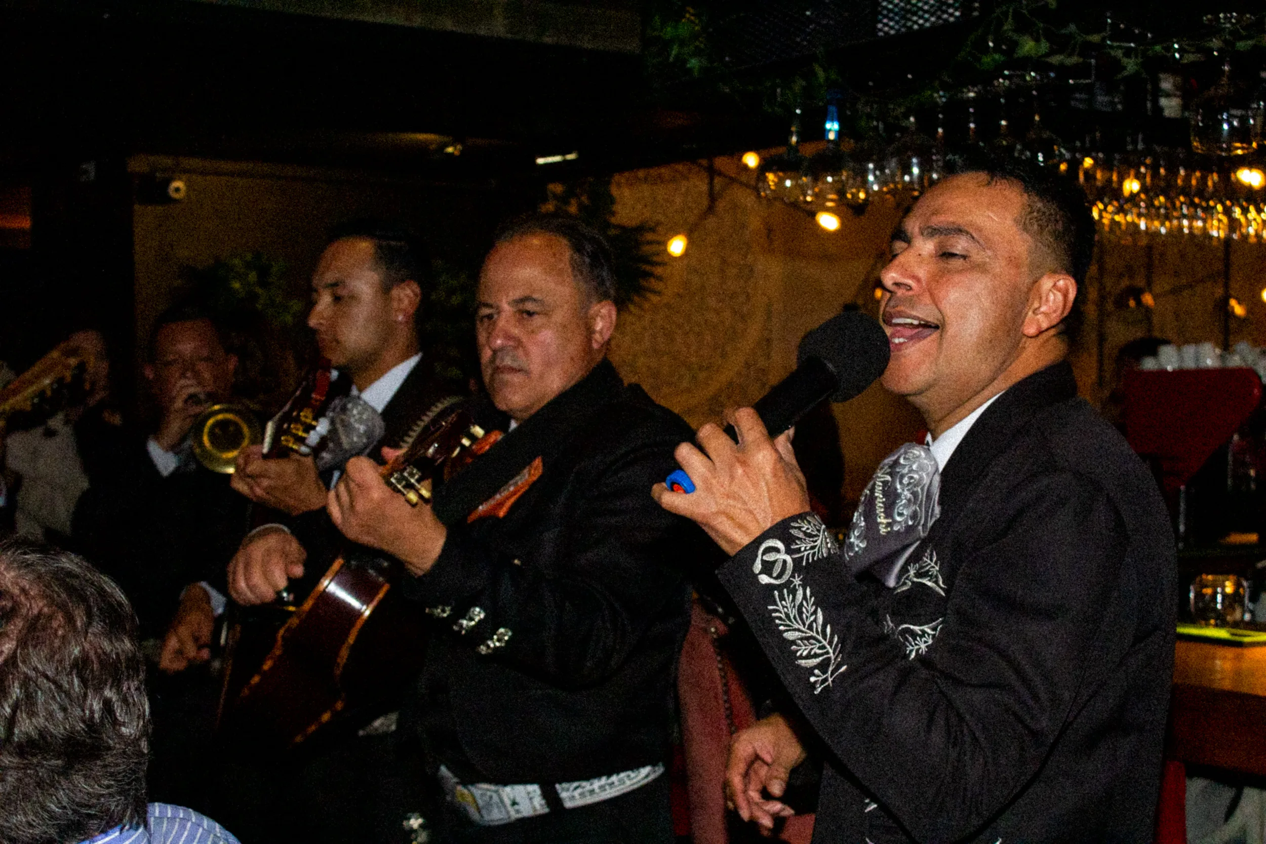 Mariachi Vargas de Bogotá cantando en La Lupita Restorán, Bogotá