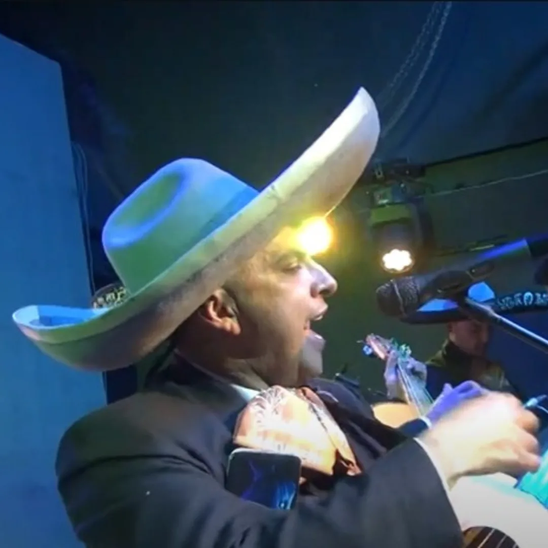 Mariachi vargas de Bogotá cantando en Cedritos, Bogotá